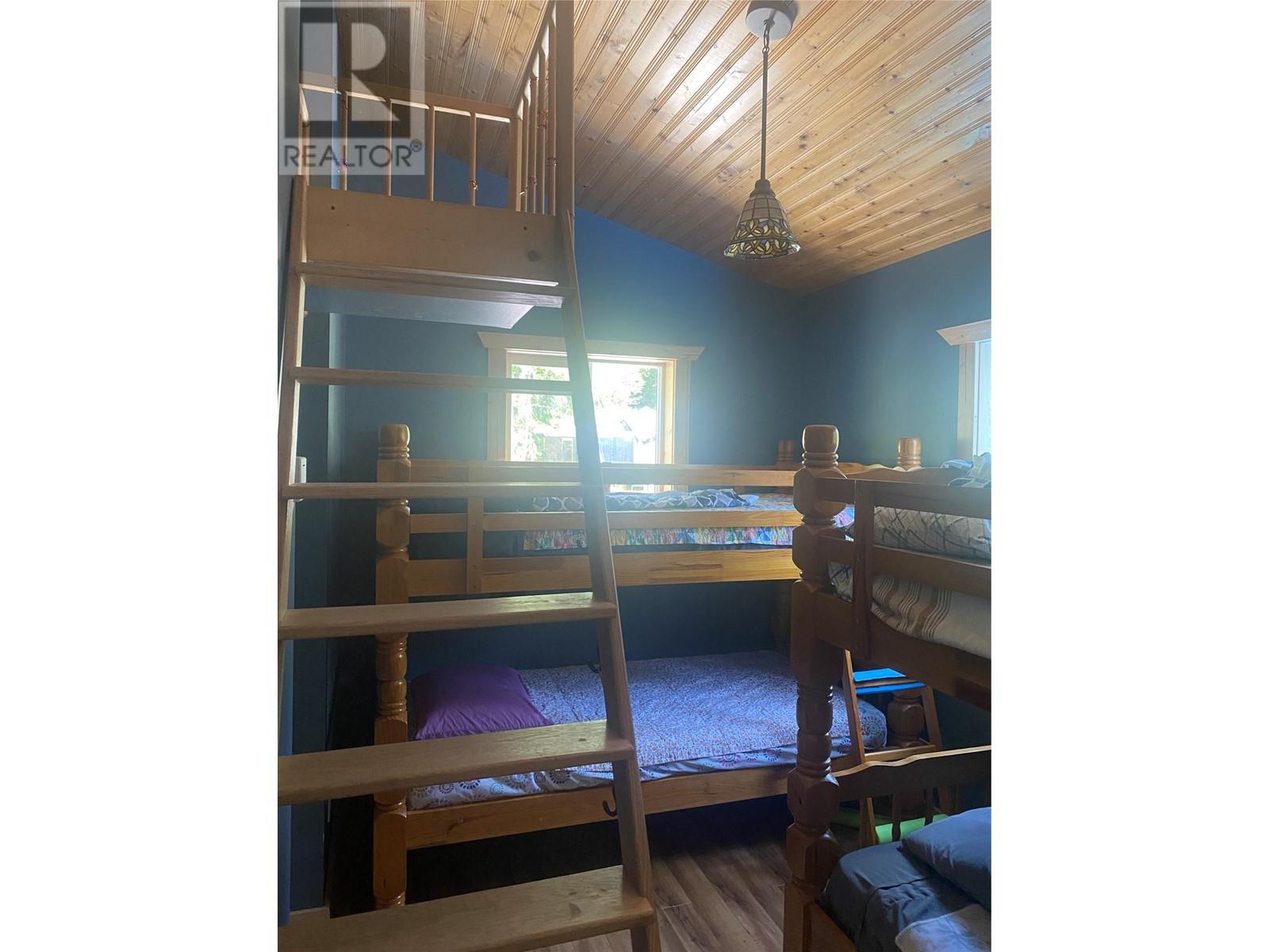 7316 Aspen Road, Anglemont, British Columbia  V0E 1M8 - Photo 18 - 10343521