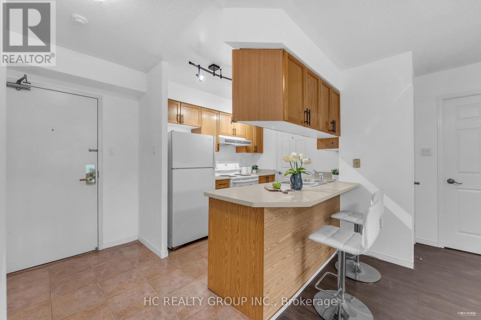1011 - 889 Bay Street, Toronto, Ontario  M5S 3K5 - Photo 5 - C12086626