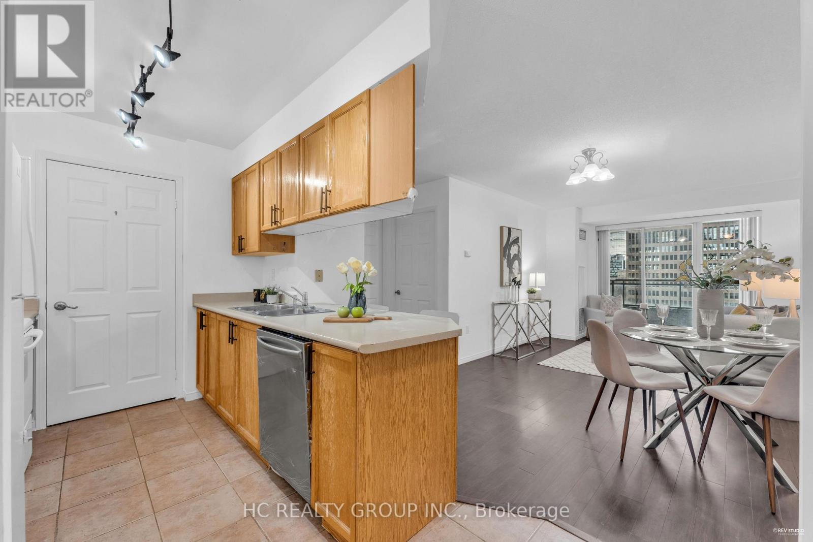 1011 - 889 Bay Street, Toronto, Ontario  M5S 3K5 - Photo 6 - C12086626