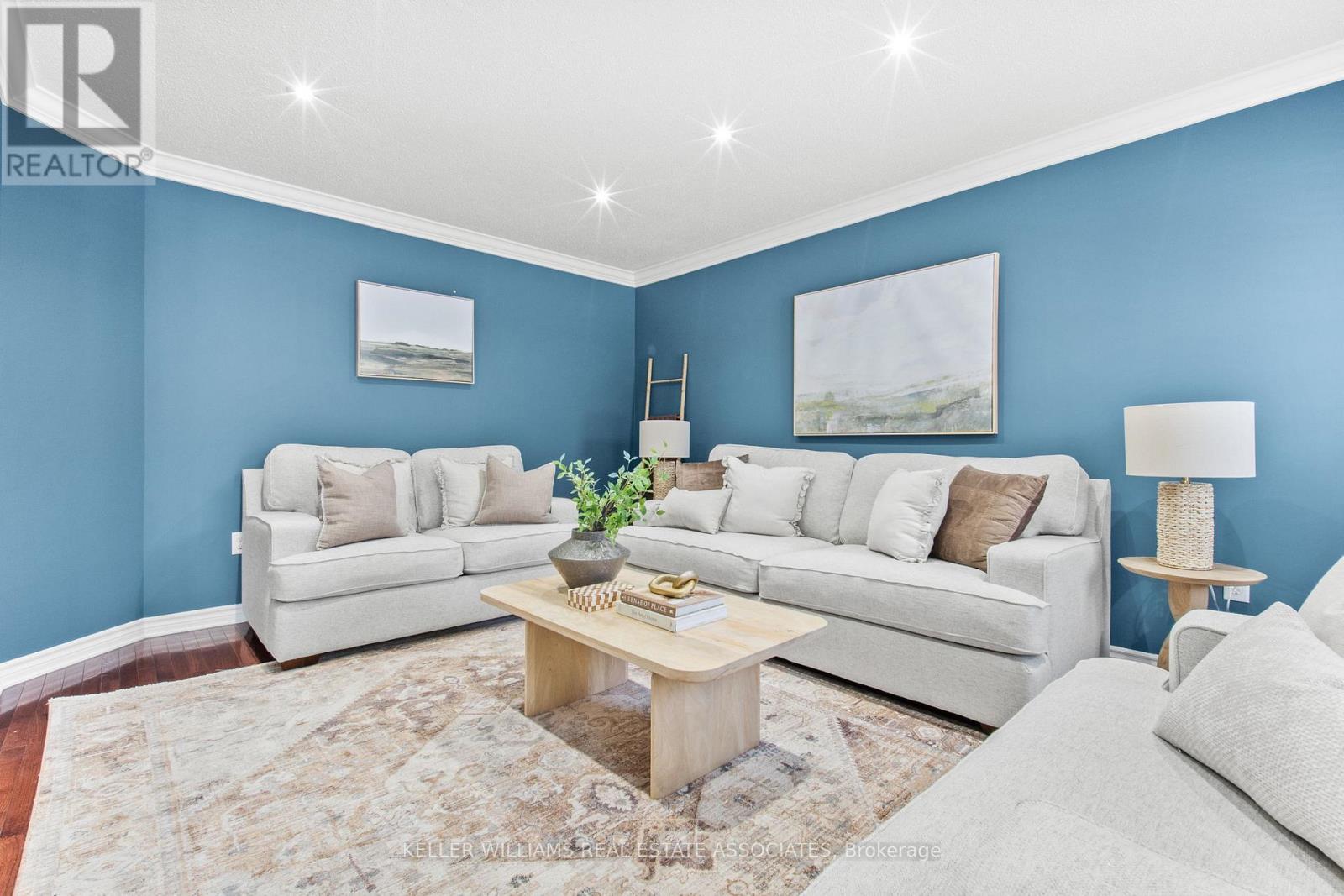 Property at 10 WESTACOTT CRESCENT image 4