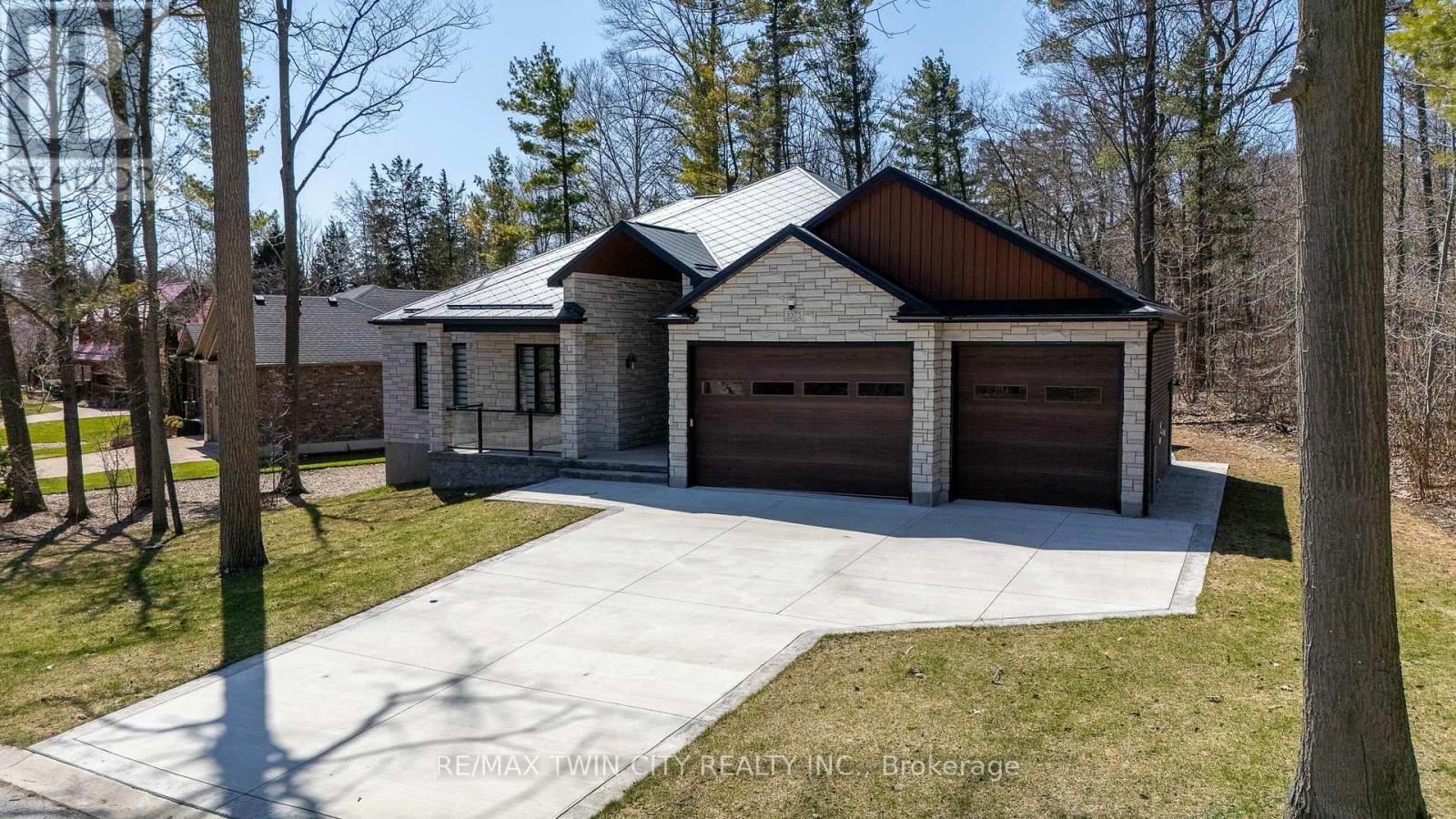 10175 Merrywood Drive, Lambton Shores (Grand Bend), Ontario  N0M 1T0 - Photo 4 - X12086624