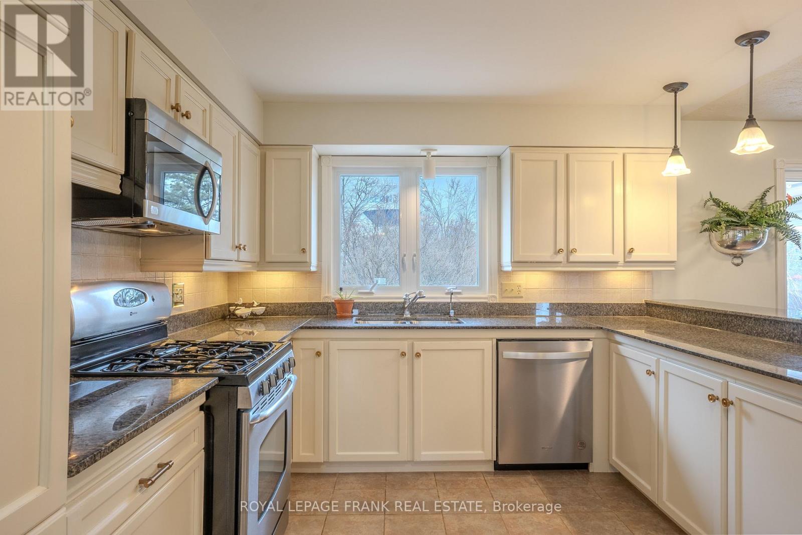 10 Alma Road, Kawartha Lakes (Bobcaygeon), Ontario  K0M 1A0 - Photo 6 - X12086794