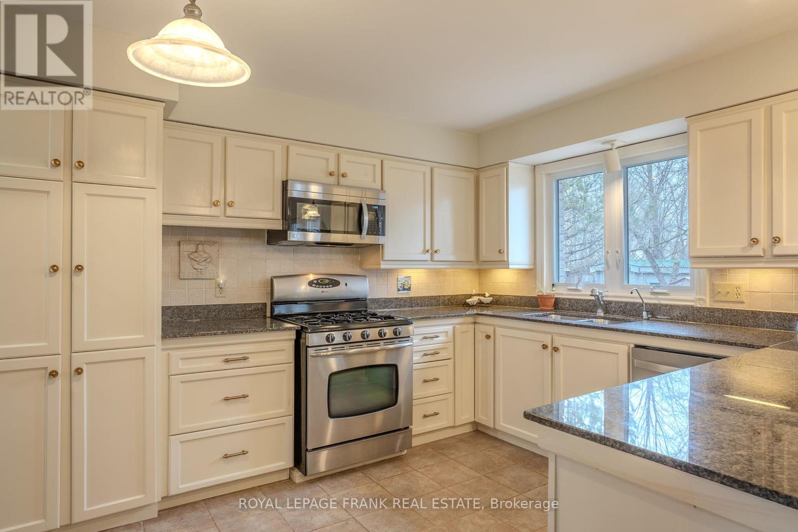 10 Alma Road, Kawartha Lakes (Bobcaygeon), Ontario  K0M 1A0 - Photo 7 - X12086794