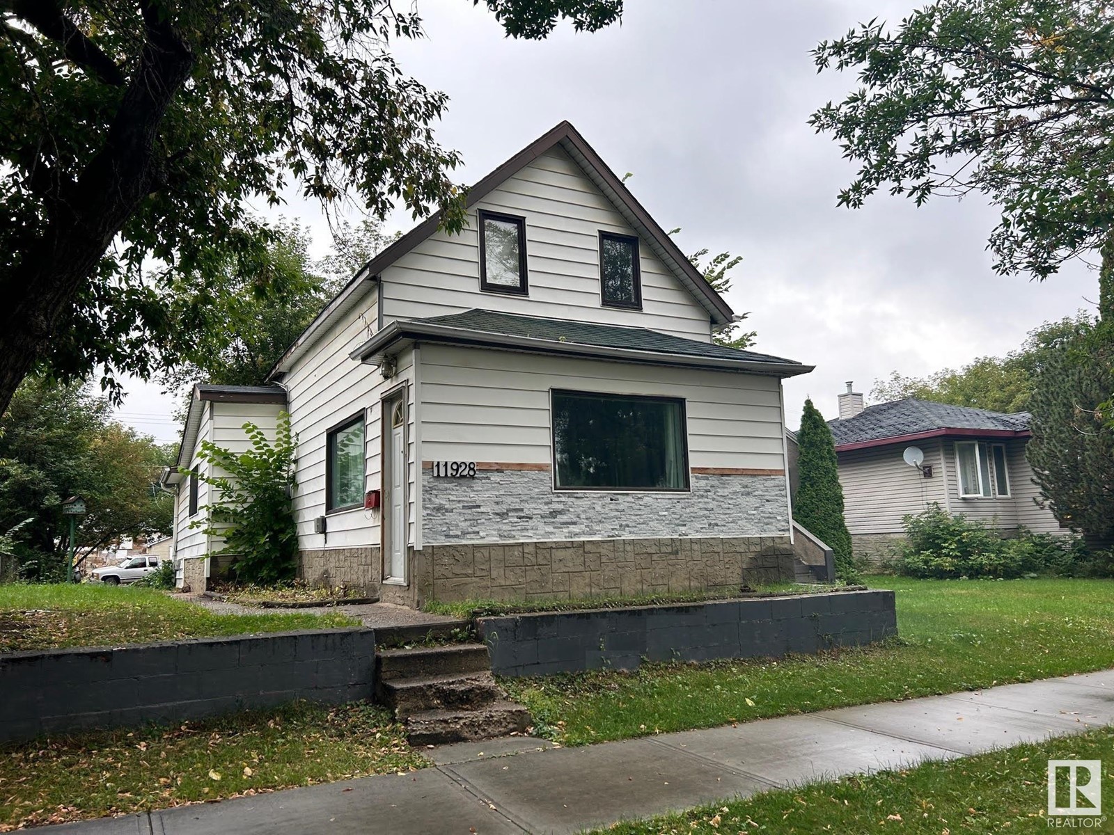 Property at 11928 68 ST NW image 1