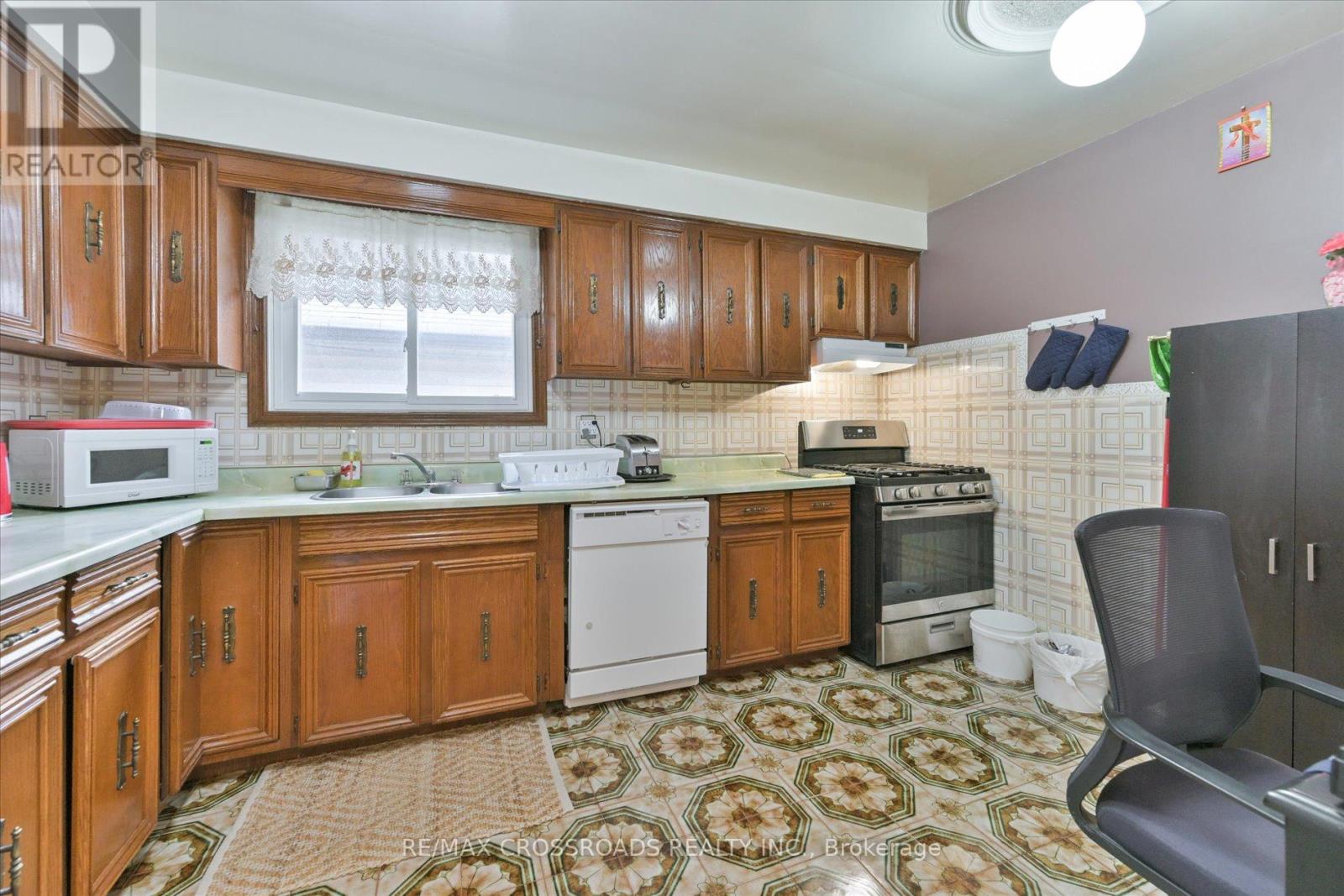 48 Phillip Avenue, Toronto (Birchcliffe-Cliffside), Ontario  M1N 3P9 - Photo 8 - E12086726