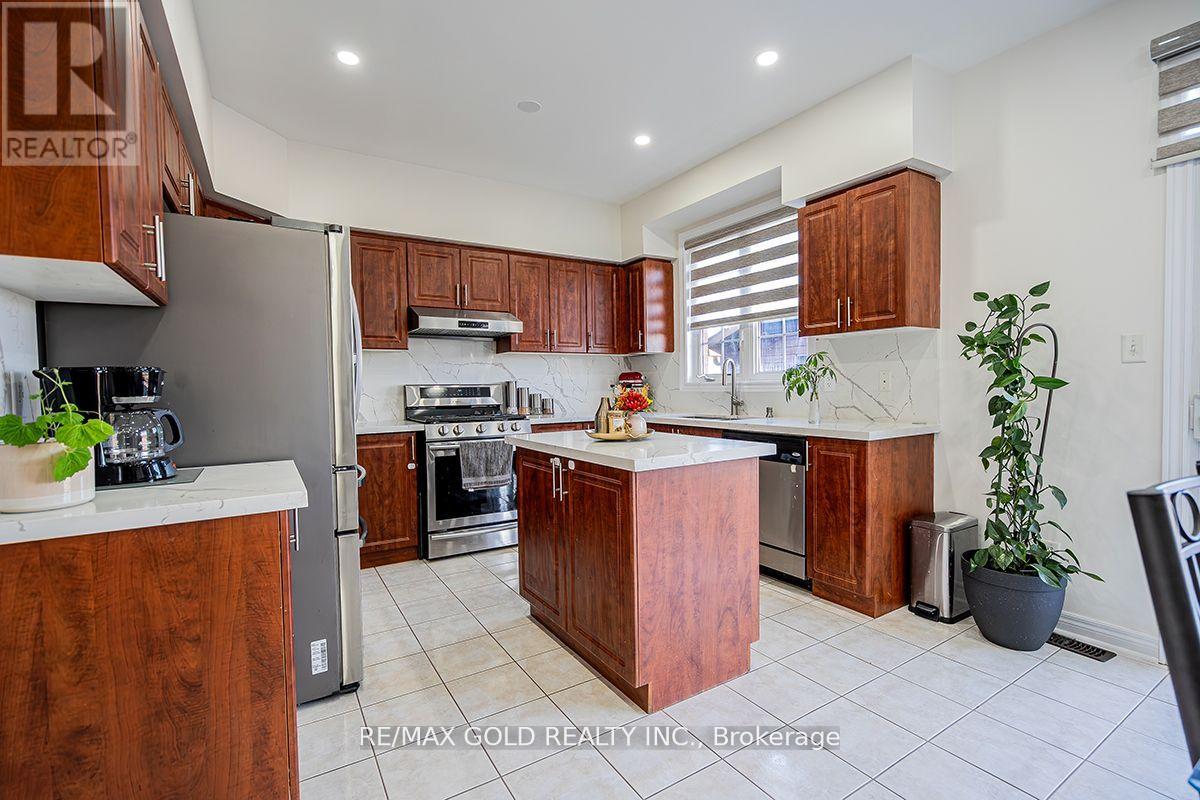 17 Yellow Pine Road, Brampton, Ontario  L6P 2E4 - Photo 10 - W12086798