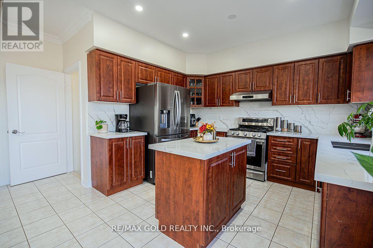 17 Yellow Pine Road, Brampton, Ontario  L6P 2E4 - Photo 11 - W12086798