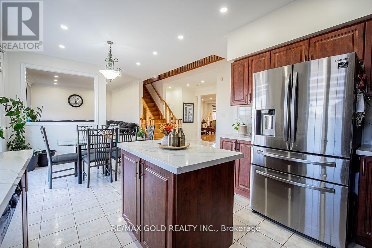 17 Yellow Pine Road, Brampton, Ontario  L6P 2E4 - Photo 12 - W12086798
