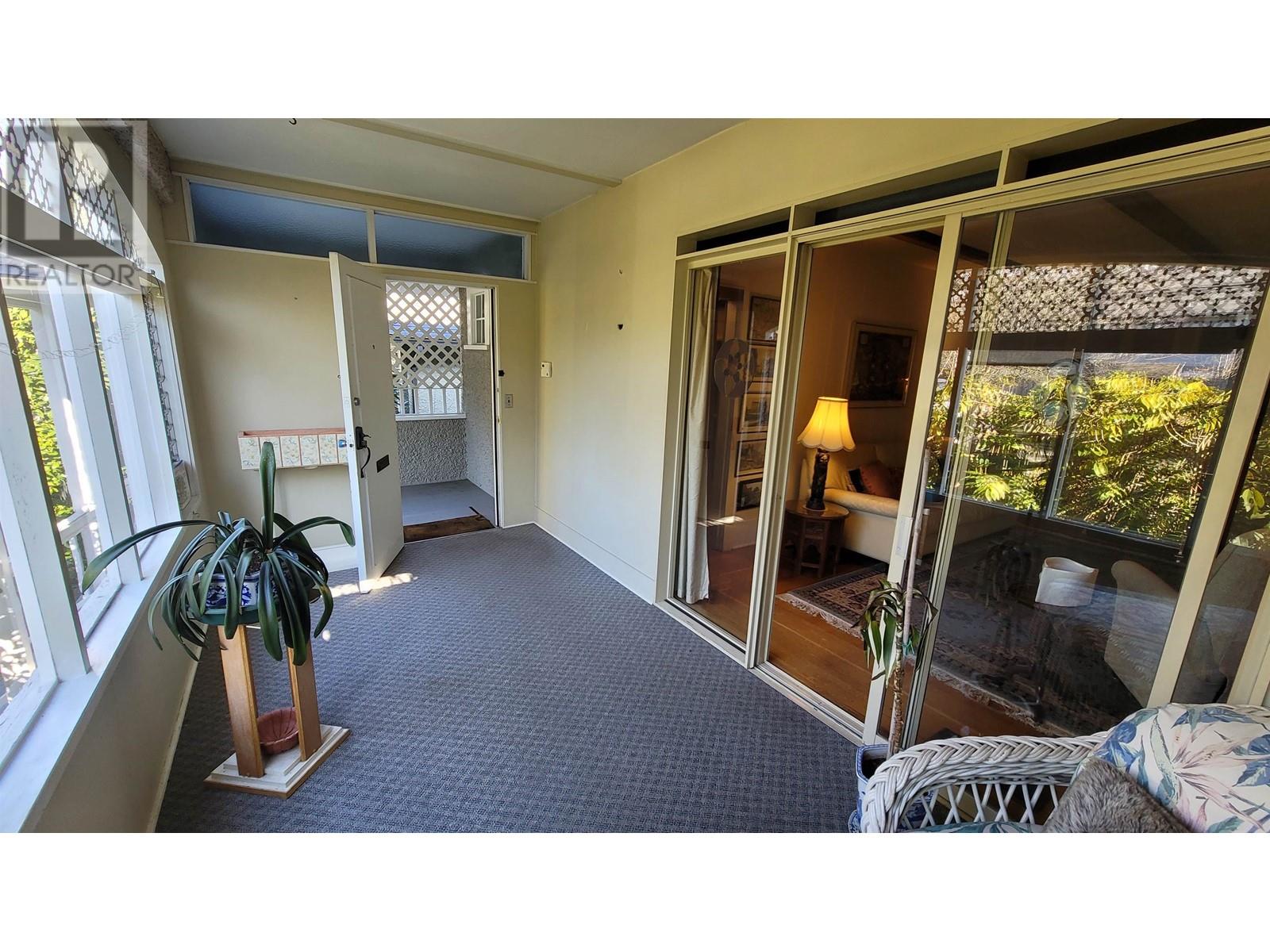 Listing Picture 2 of 35 : 4320 COLLINGWOOD STREET, Vancouver / 溫哥華 - 魯藝地產 Yvonne Lu Group - MLS Medallion Club Member