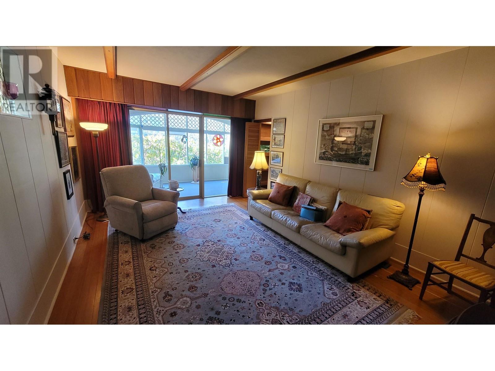 Listing Picture 3 of 35 : 4320 COLLINGWOOD STREET, Vancouver / 溫哥華 - 魯藝地產 Yvonne Lu Group - MLS Medallion Club Member