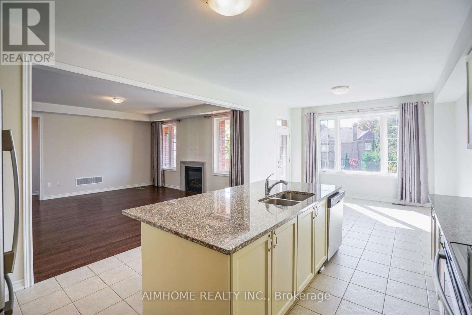 30 Brown Court, Newmarket, Ontario  L3Y 0C7 - Photo 7 - N12086942