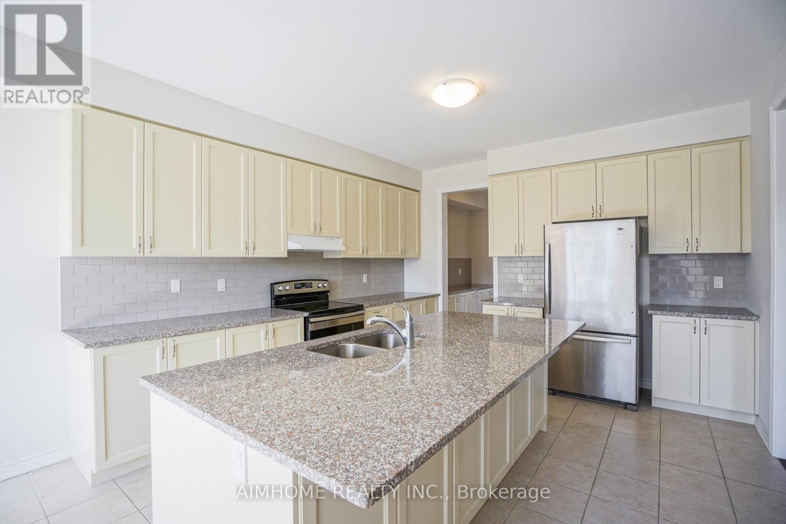 30 Brown Court, Newmarket, Ontario  L3Y 0C7 - Photo 9 - N12086942