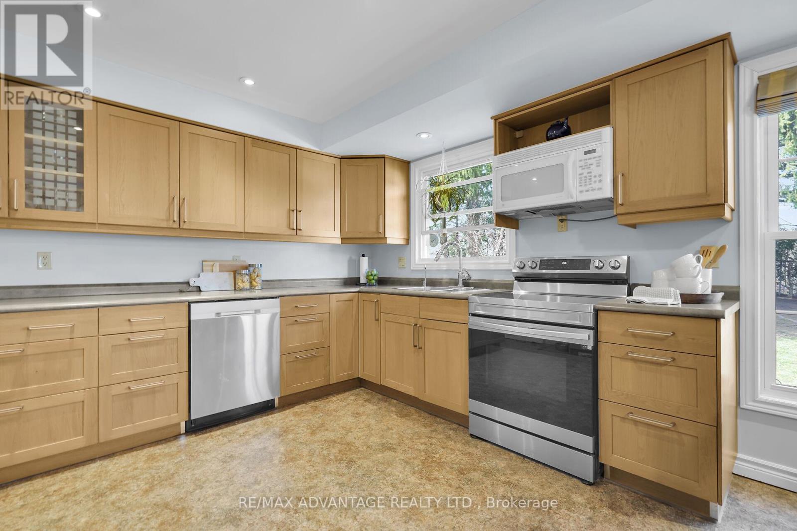Photo 5 of 50 for 729 Chiddington Avenue