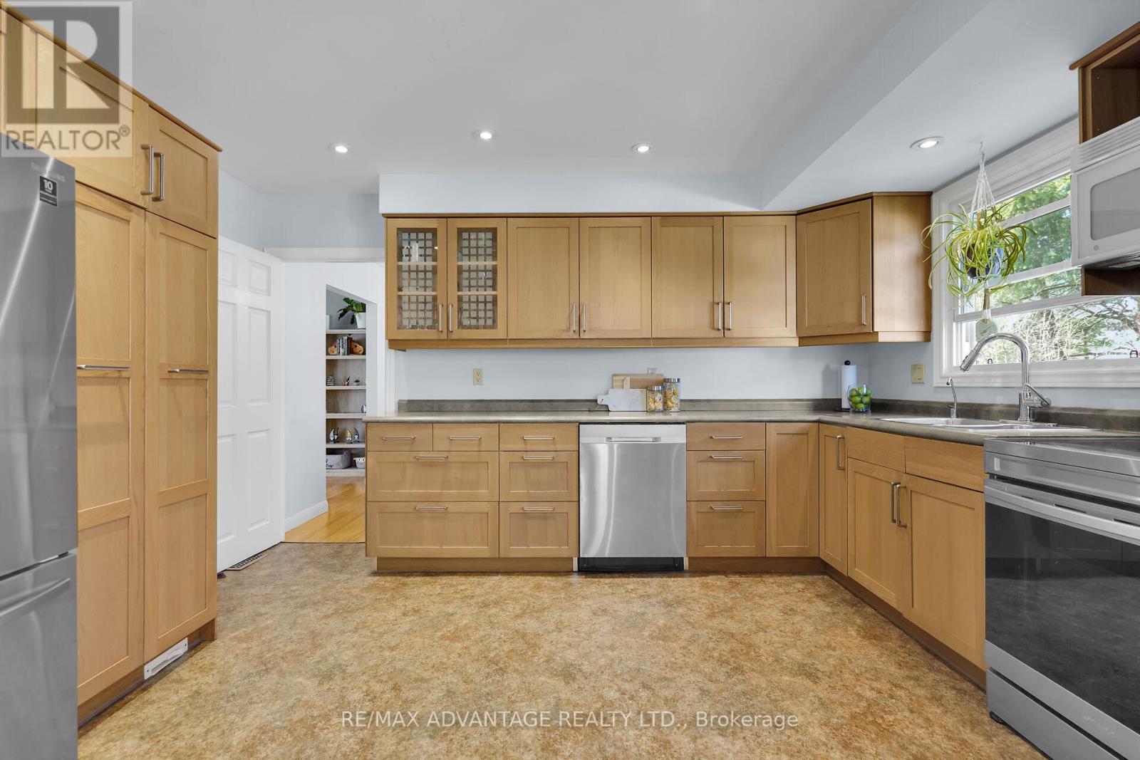 Photo 8 of 50 for 729 Chiddington Avenue