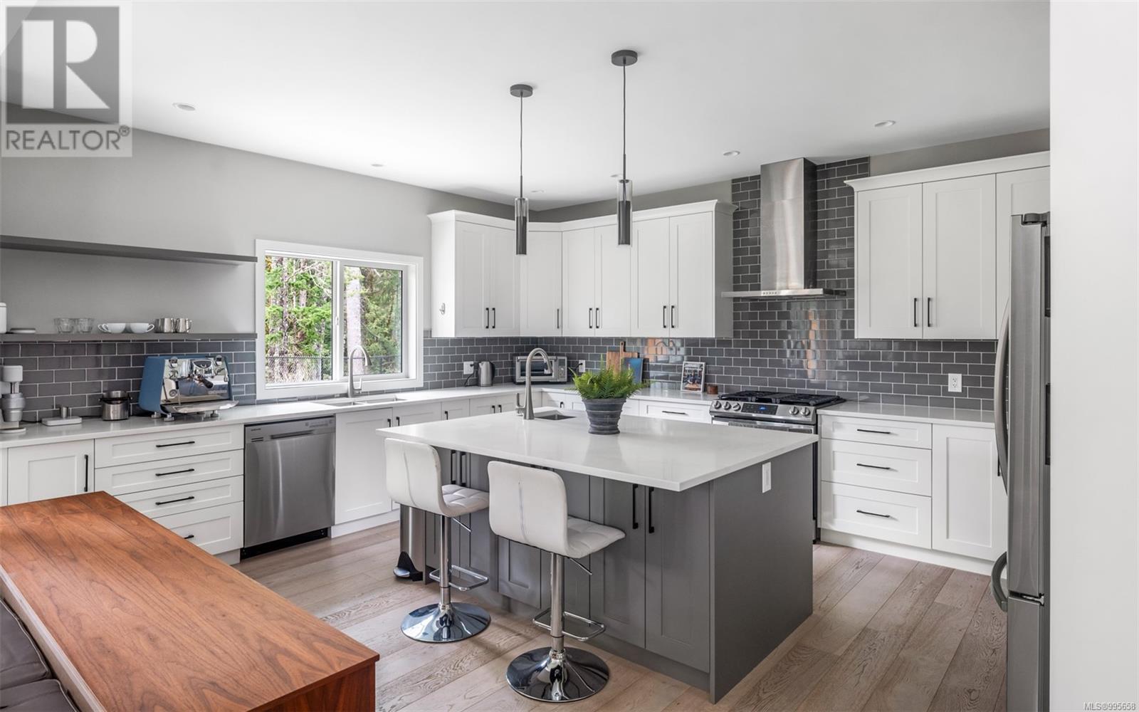 Property at 916 Blakeon Pl image 4