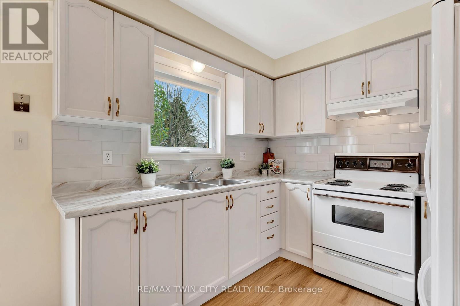 14 Broom Street, North Dumfries, Ontario  N0B 1E0 - Photo 6 - X12087020