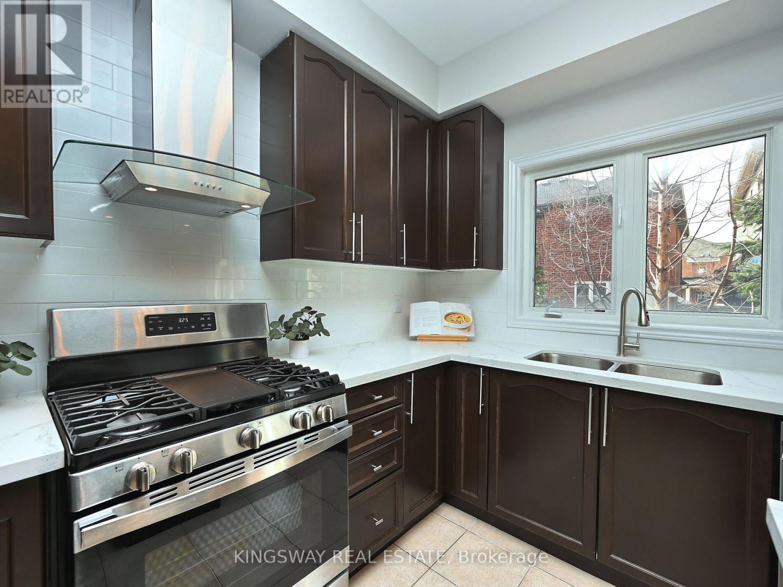 28 Fallharvest Avenue, Brampton, Ontario  L6Y 0P2 - Photo 9 - W12087156