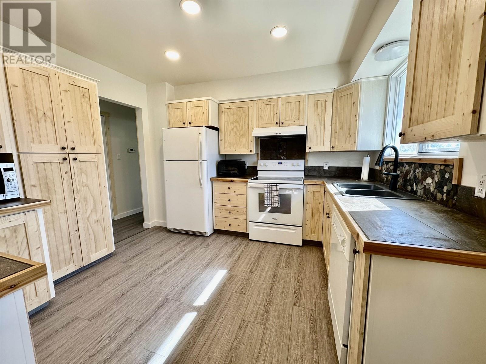 Property at 435 N BIRCH AVENUE image 3