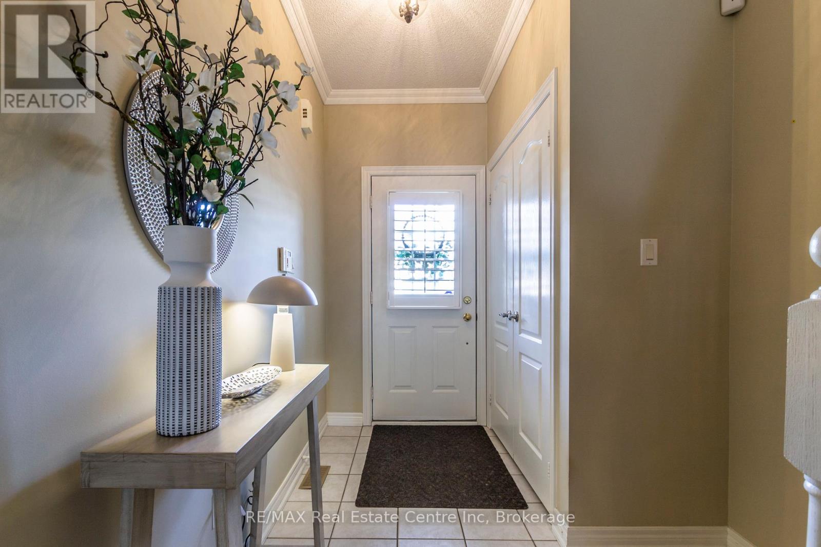 8 - 223 Rebecca Street, Oakville, Ontario  L6K 3Y2 - Photo 4 - W12087407