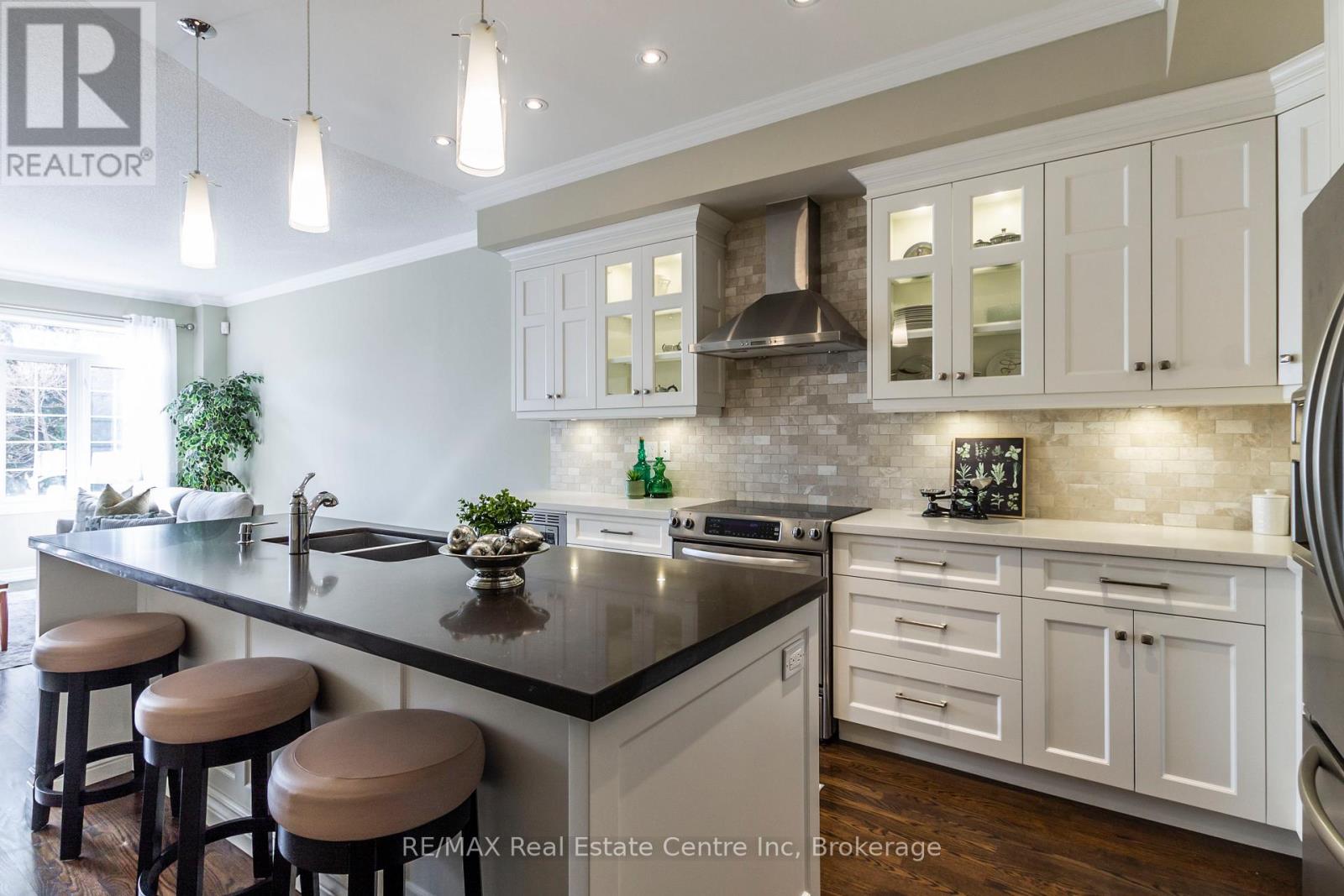 8 - 223 Rebecca Street, Oakville, Ontario  L6K 3Y2 - Photo 6 - W12087407