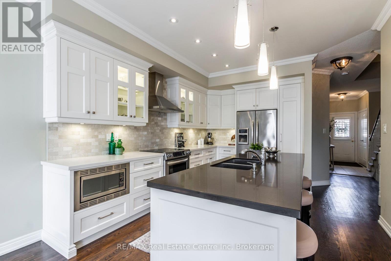 8 - 223 Rebecca Street, Oakville, Ontario  L6K 3Y2 - Photo 7 - W12087407