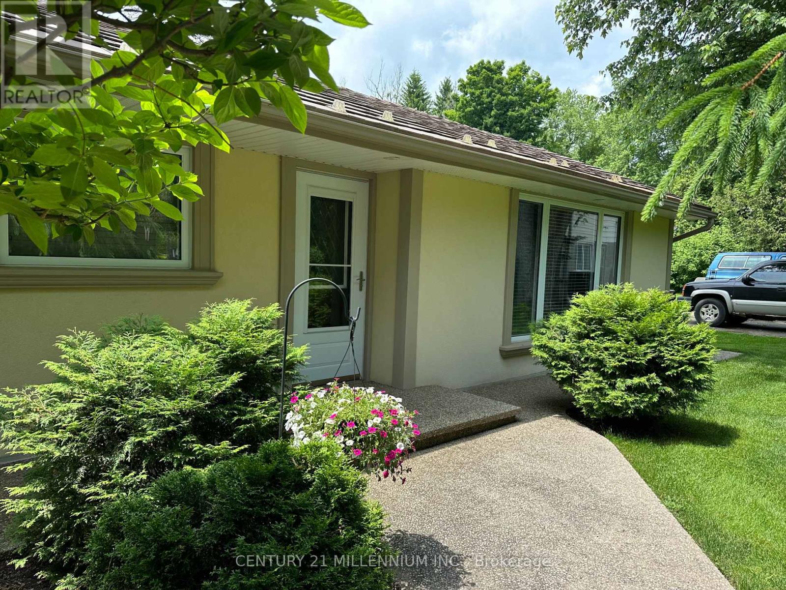 48 Credit Road, Caledon (Cheltenham), Ontario  L7C 3J1 - Photo 7 - W12087400