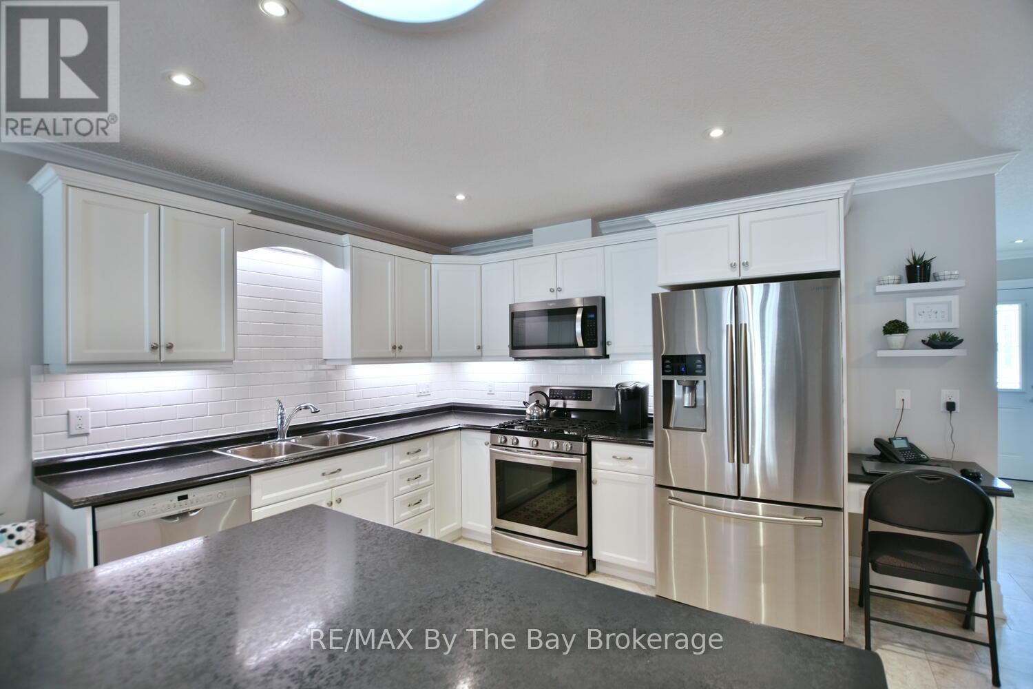 12 Garden Grove Crescent, Wasaga Beach, Ontario  L9Z 0E6 - Photo 6 - S12014273