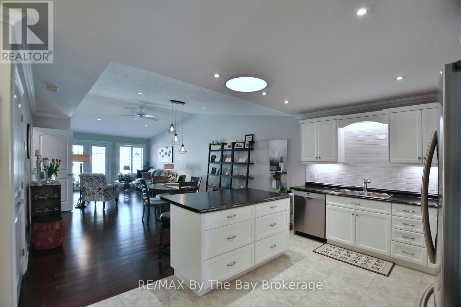 12 Garden Grove Crescent, Wasaga Beach, Ontario  L9Z 0E6 - Photo 8 - S12014273