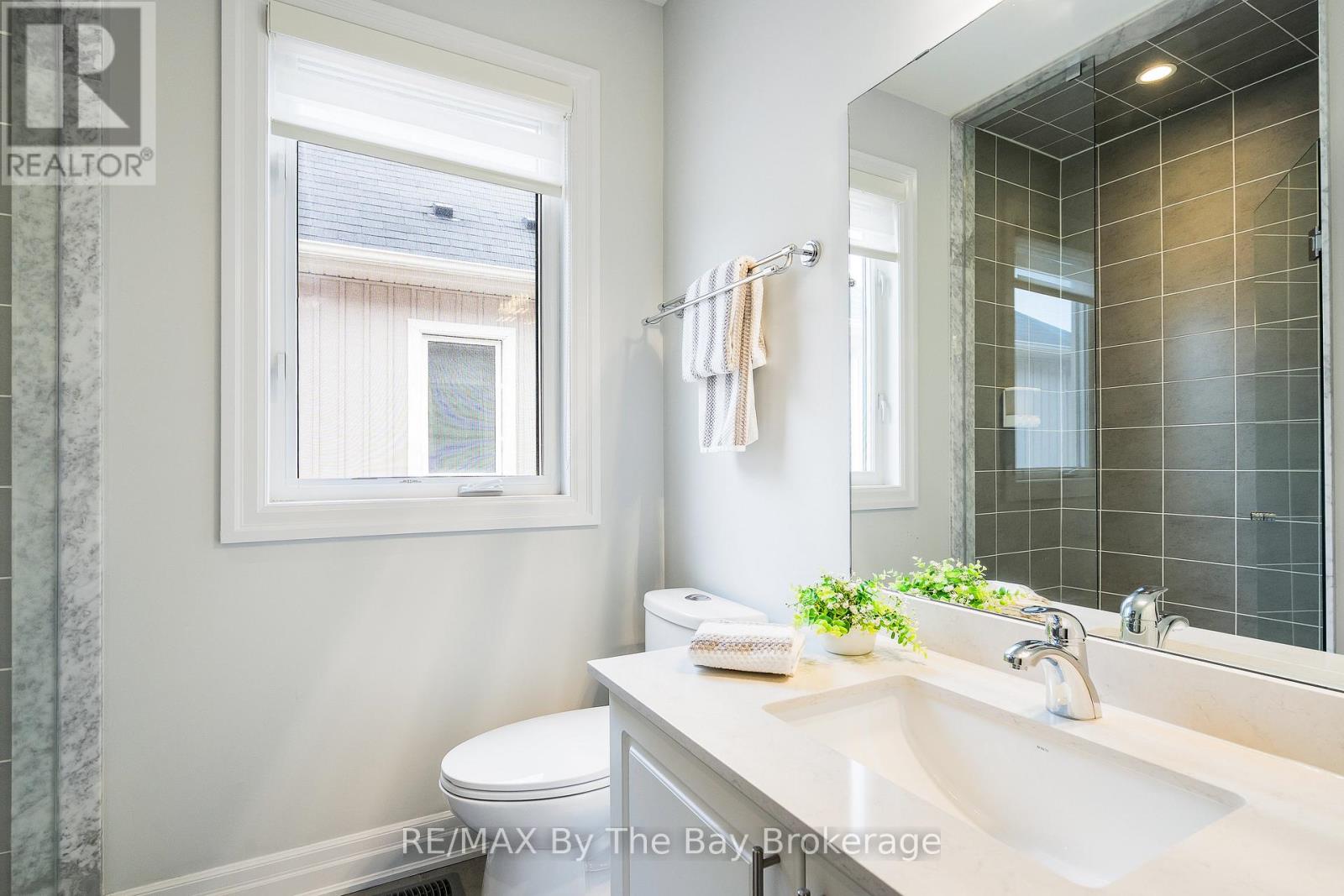 28 Cristiano Avenue, Wasaga Beach, Ontario  L9Z 0H2 - Photo 17 - S12082799