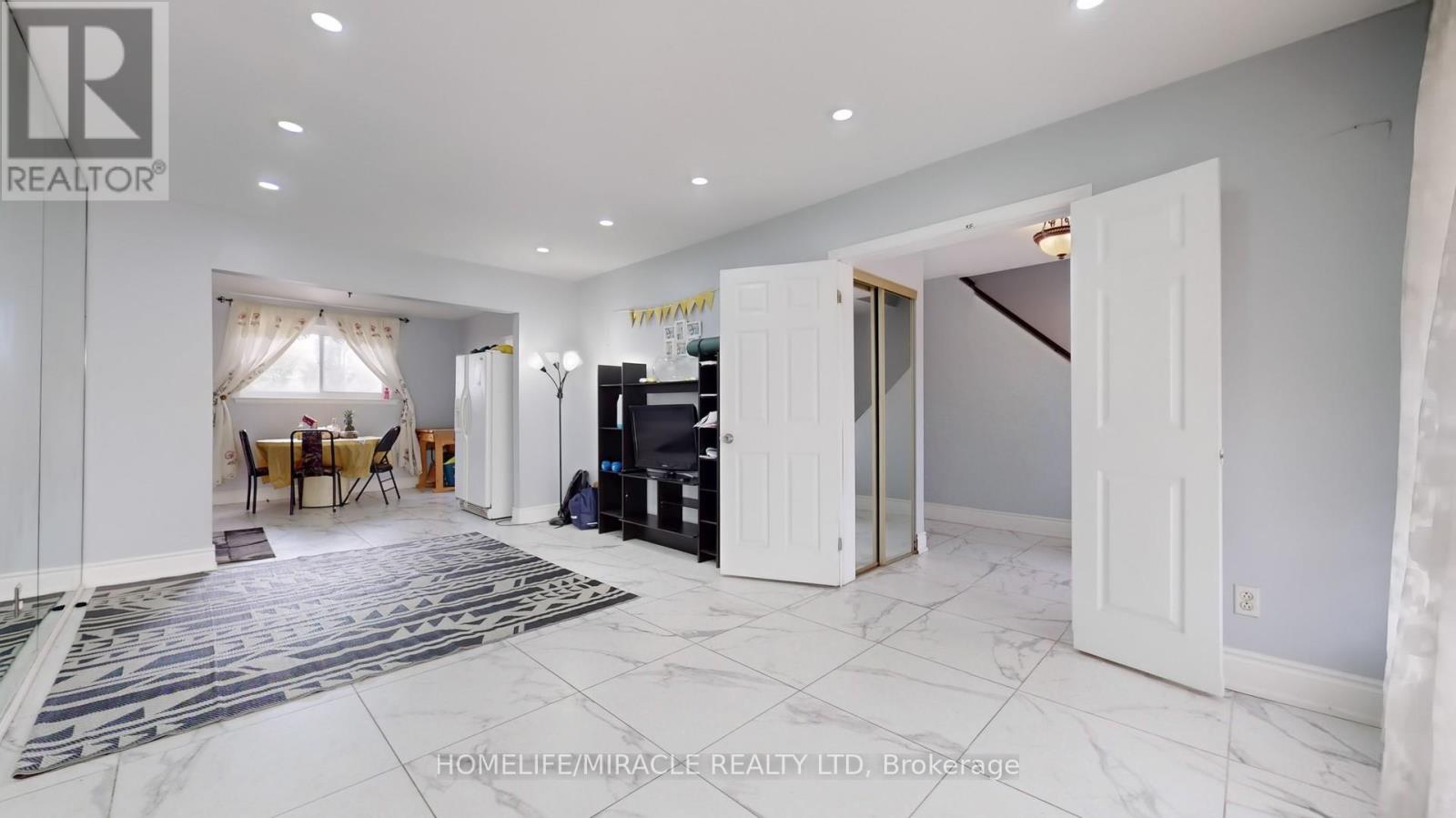 20 Earnscliffe Circle, Brampton, Ontario  L6T 2B2 - Photo 8 - W12087466