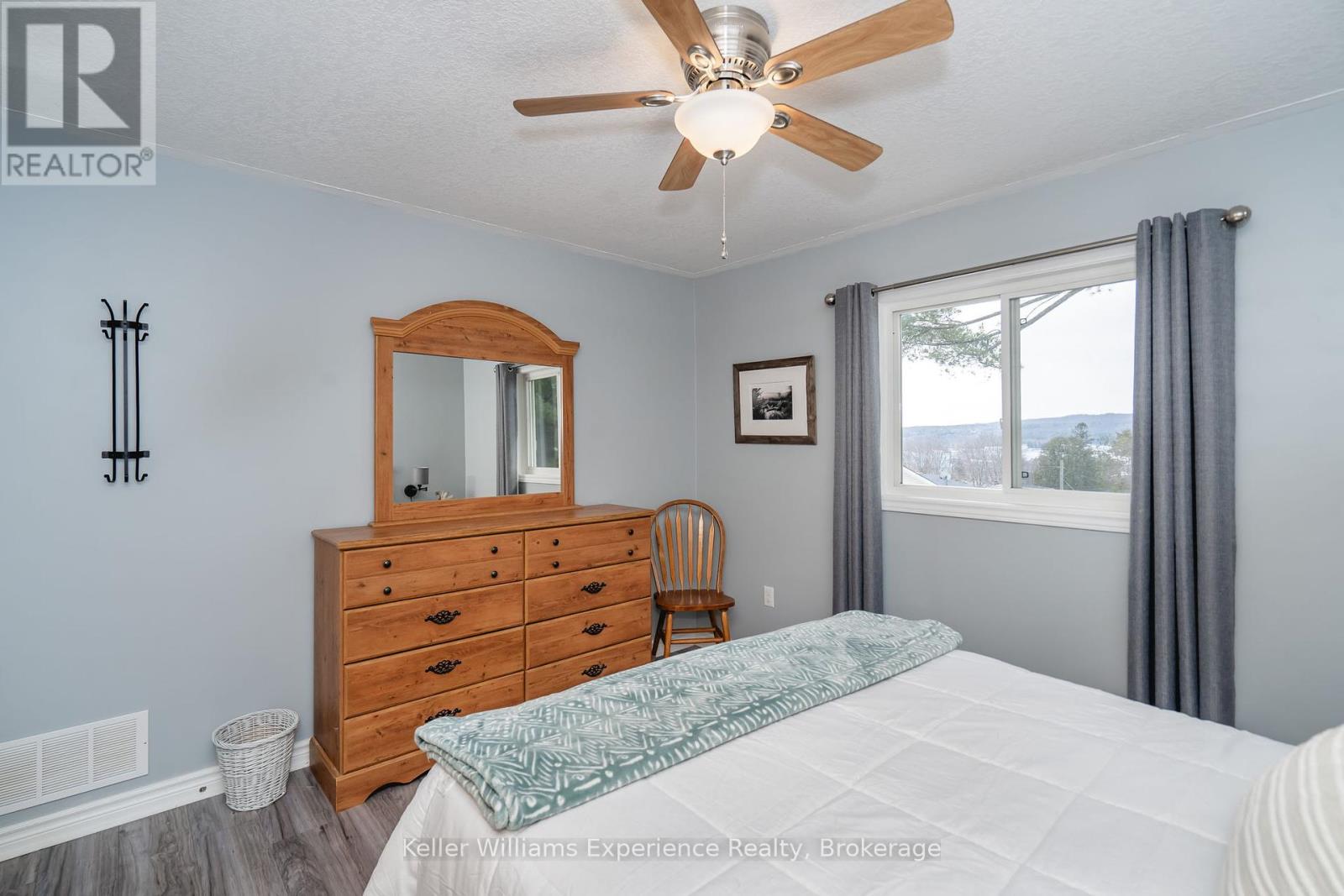 10 Clarence Avenue, Penetanguishene, Ontario  L9M 1A9 - Photo 12 - S12087492