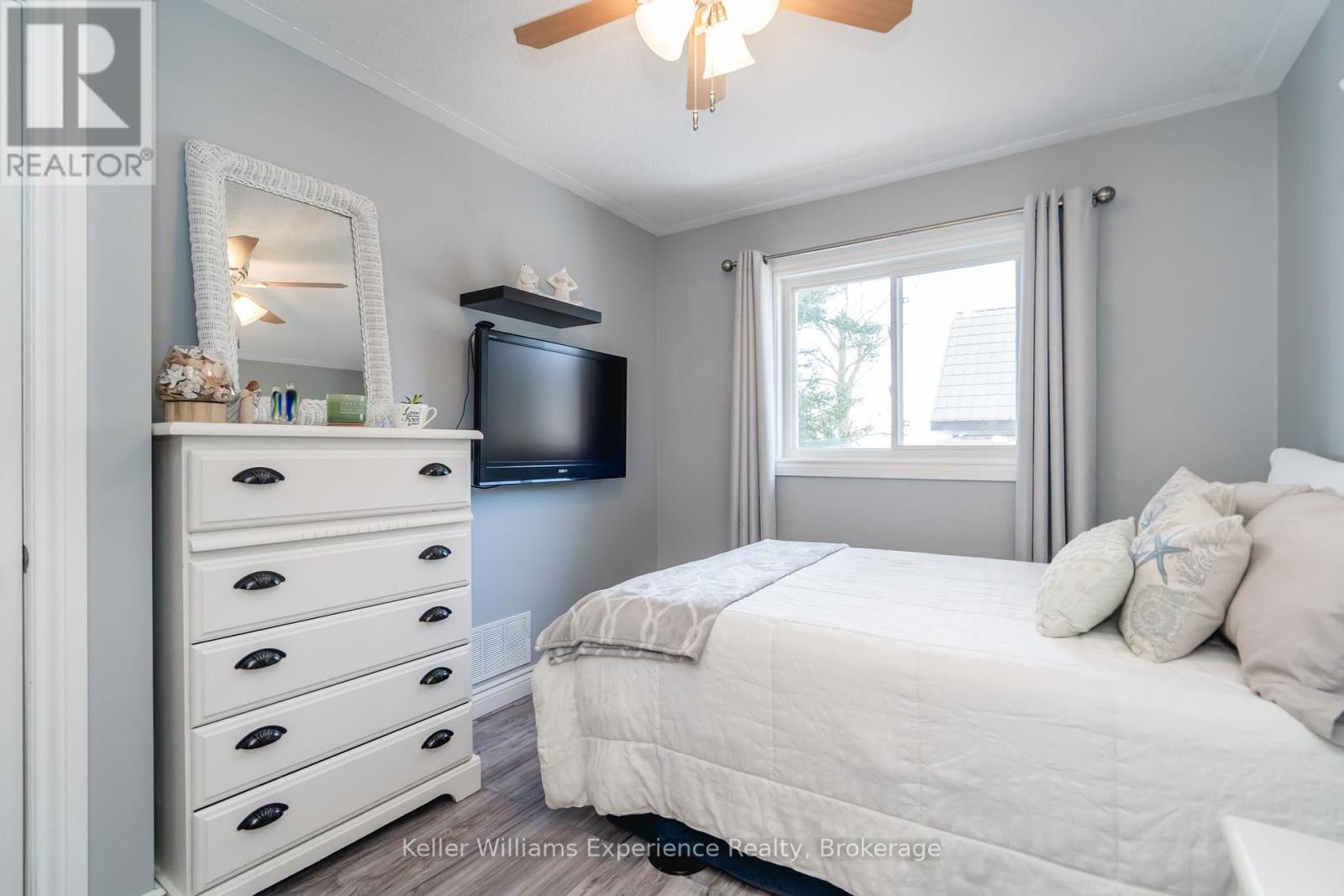 10 Clarence Avenue, Penetanguishene, Ontario  L9M 1A9 - Photo 14 - S12087492