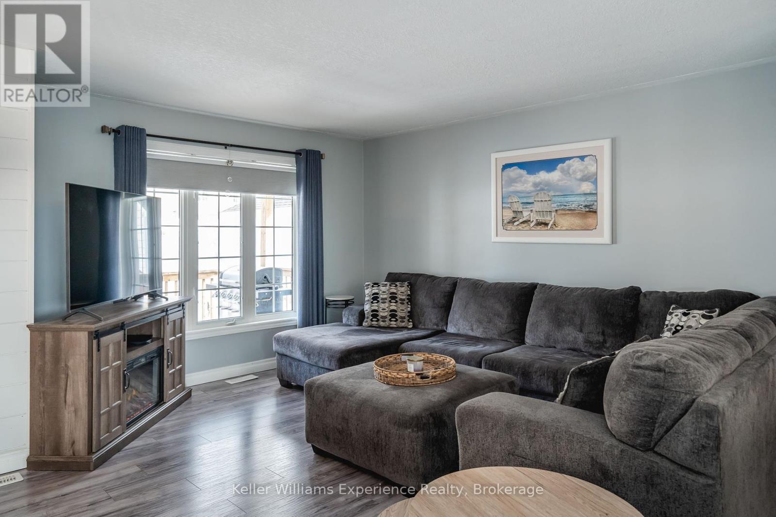 10 Clarence Avenue, Penetanguishene, Ontario  L9M 1A9 - Photo 8 - S12087492