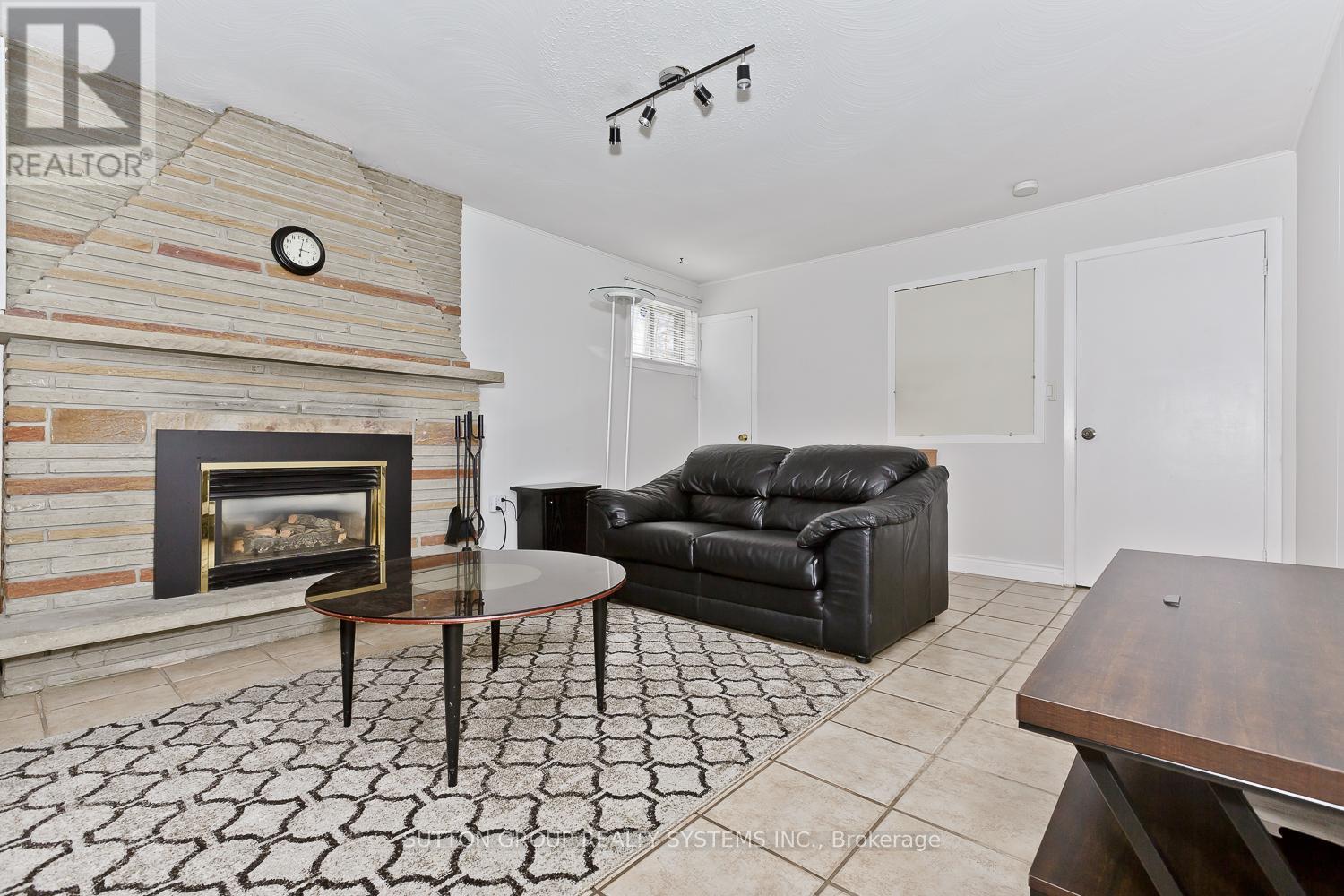 Lower - 233 Hullmar Drive, Toronto, Ontario  M3N 2G2 - Photo 5 - W12087508