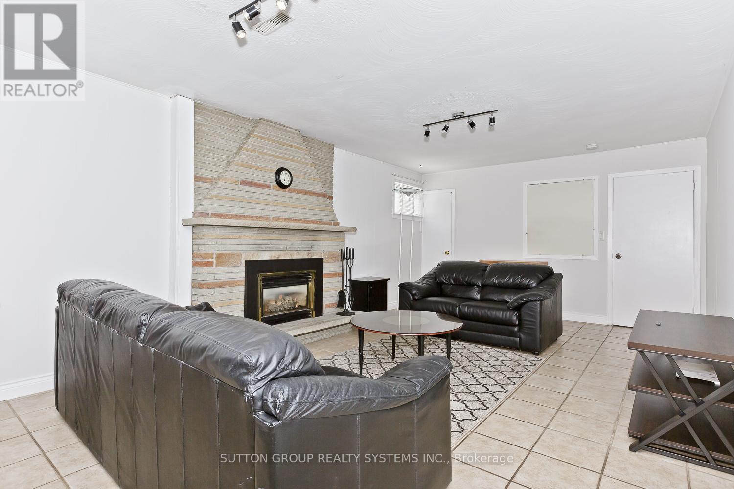 Lower - 233 Hullmar Drive, Toronto, Ontario  M3N 2G2 - Photo 7 - W12087508