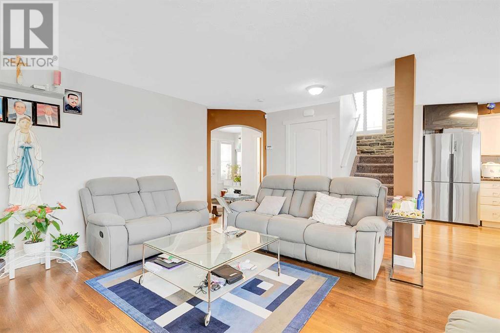 Property at 94 Everridge Court SW image 5