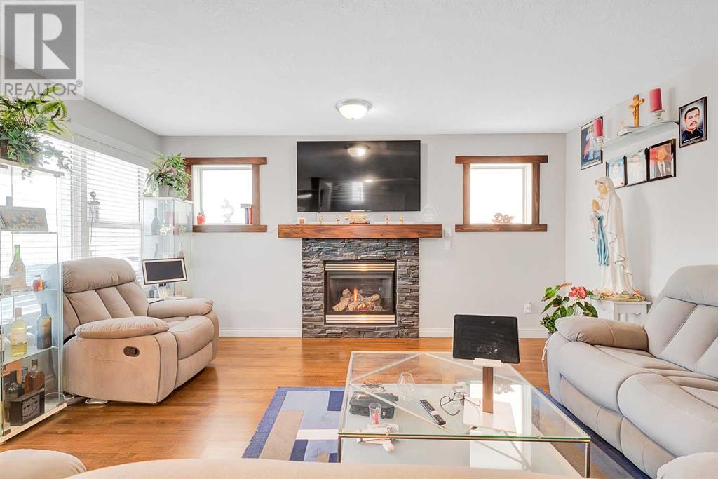 Property at 94 Everridge Court SW image 4