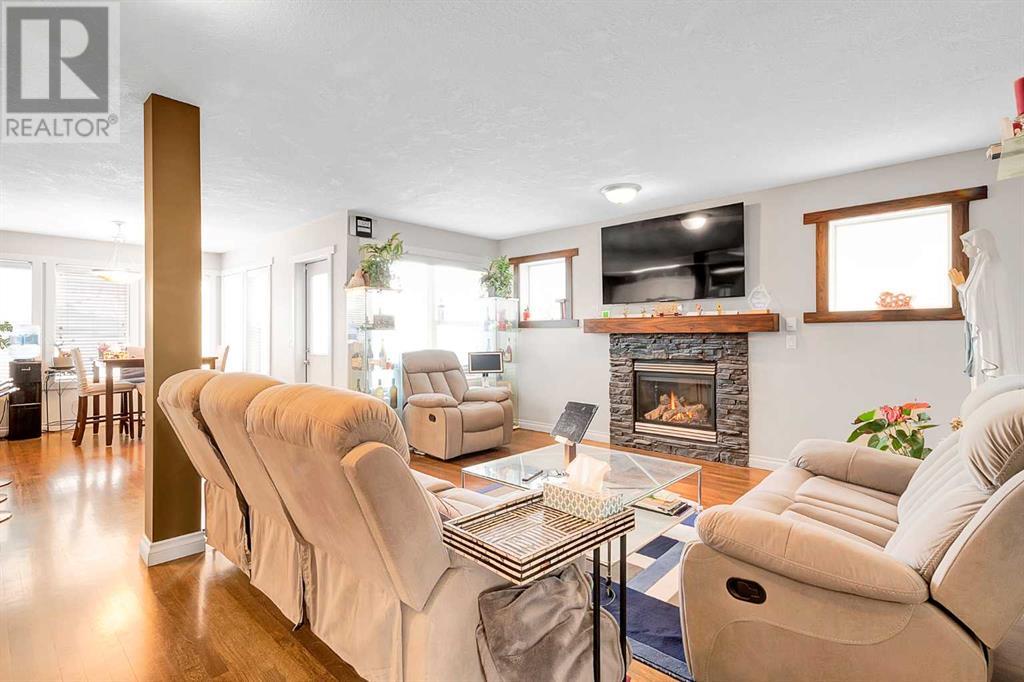Property at 94 Everridge Court SW image 3