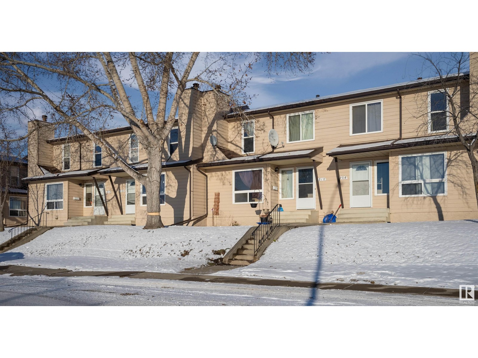 Property at 210 WARWICK RD NW image 3