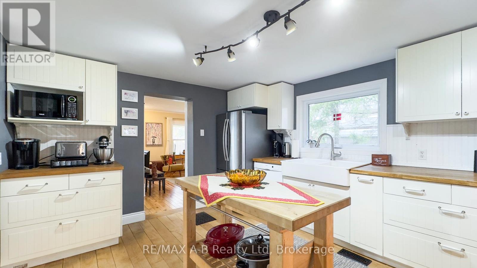 57 Warner Street, St. Marys, Ontario  N4X 1A7 - Photo 4 - X12087775