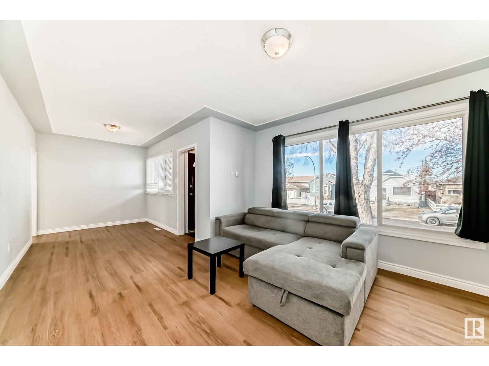 Property at 12051 69 ST NW image 4