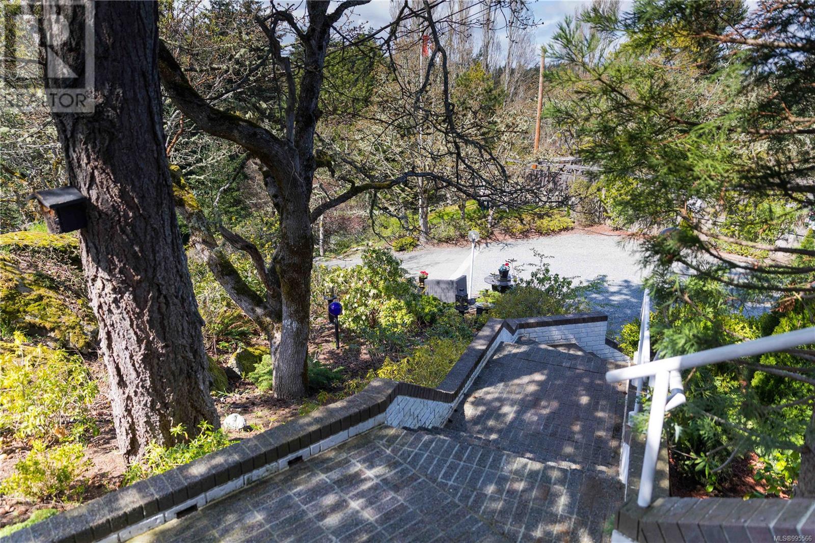 Property at 3849 Graceland Dr image 3