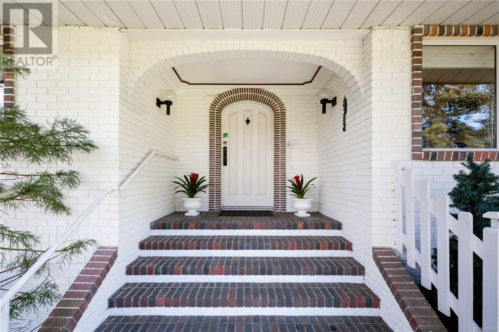 Property at 3849 Graceland Dr image 4