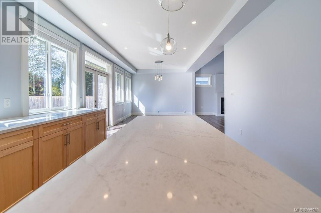 Property at 4462 Tyndall Ave image 3