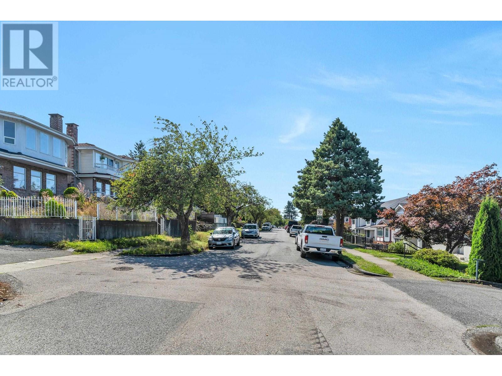 Property at 5755 DUMFRIES STREET image 4