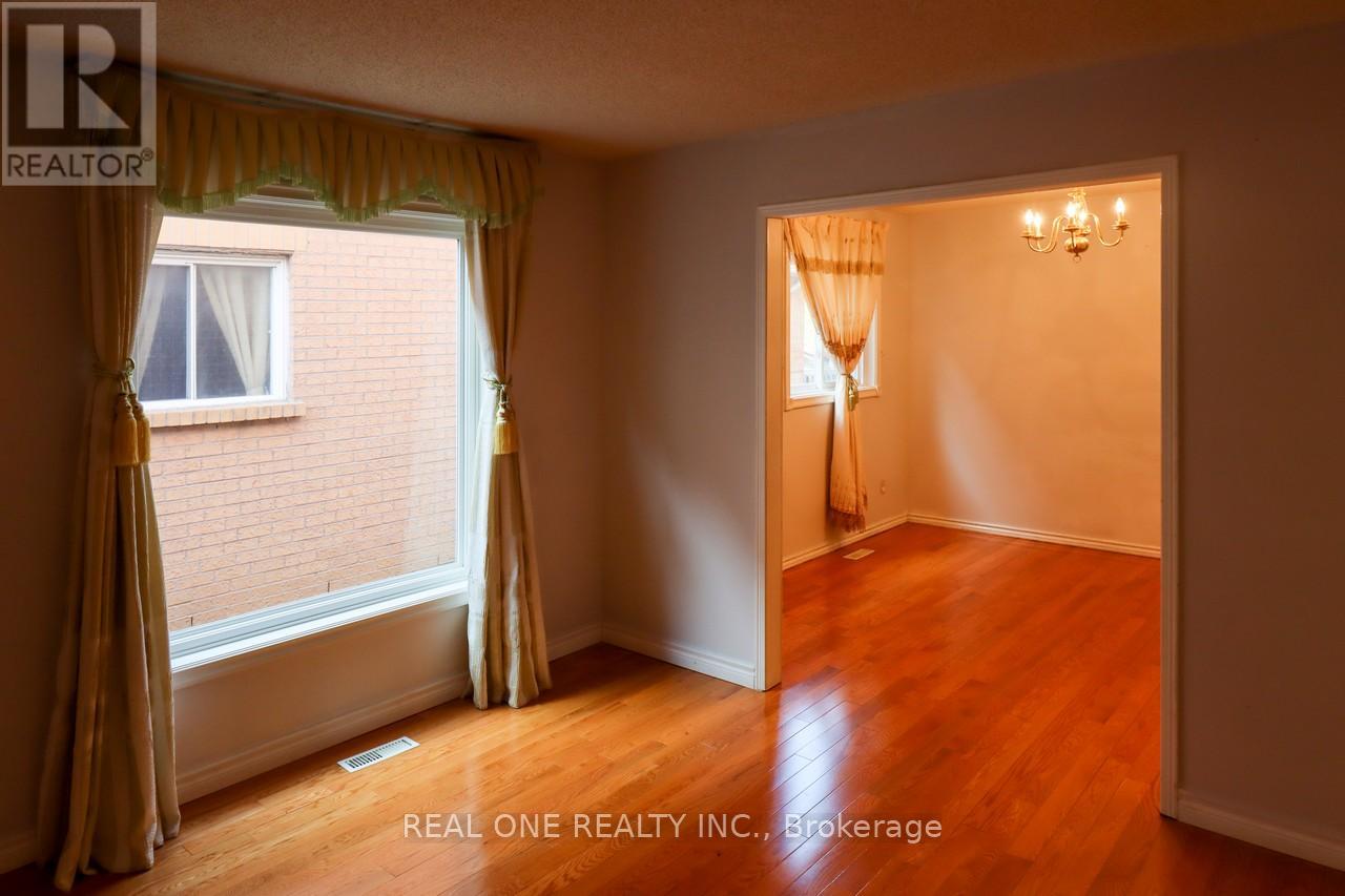 5621 Haddon Hall Road, Mississauga, Ontario  L5M 5G4 - Photo 6 - W12087917