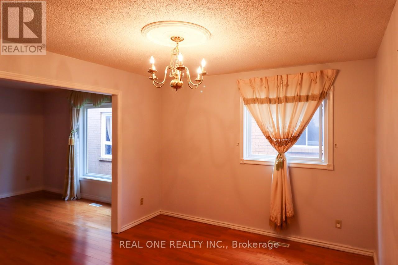 5621 Haddon Hall Road, Mississauga, Ontario  L5M 5G4 - Photo 7 - W12087917