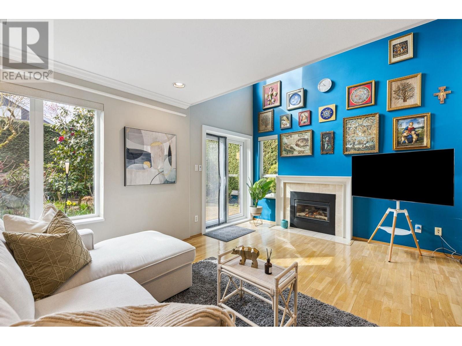 Listing Picture 2 of 29 : 2342 W 6TH AVENUE, Vancouver / 溫哥華 - 魯藝地產 Yvonne Lu Group - MLS Medallion Club Member