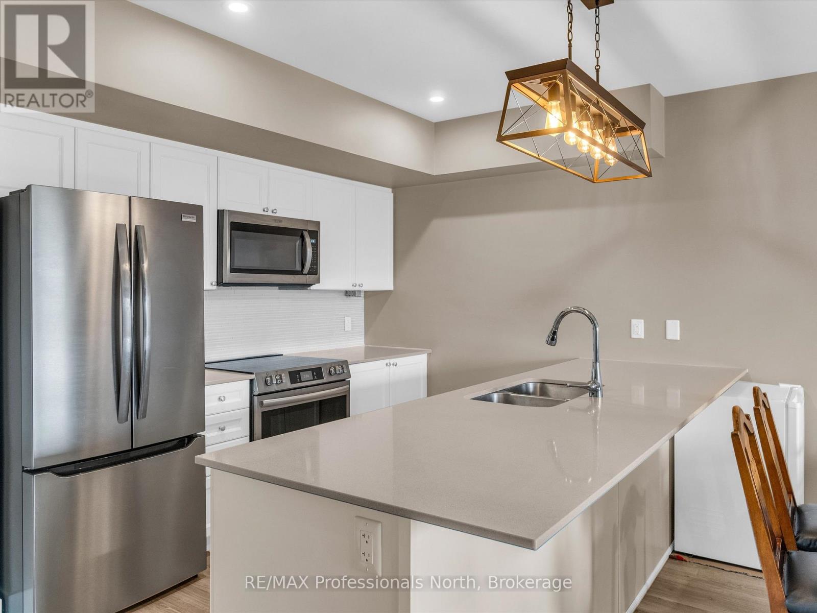102 - 4 Tree Tops Lane, Huntsville, Ontario  P1H 0B8 - Photo 2 - X12087970