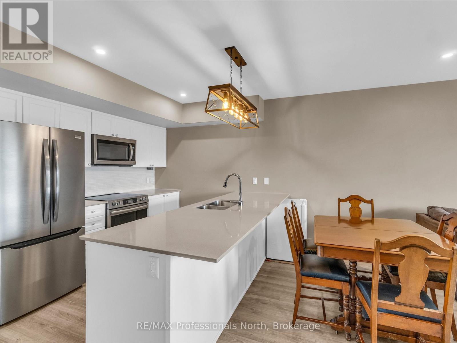 102 - 4 Tree Tops Lane, Huntsville, Ontario  P1H 0B8 - Photo 3 - X12087970